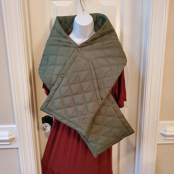 Olive Quilted Women's Scarf/Shawl With Pockets - Picture 1 of 10